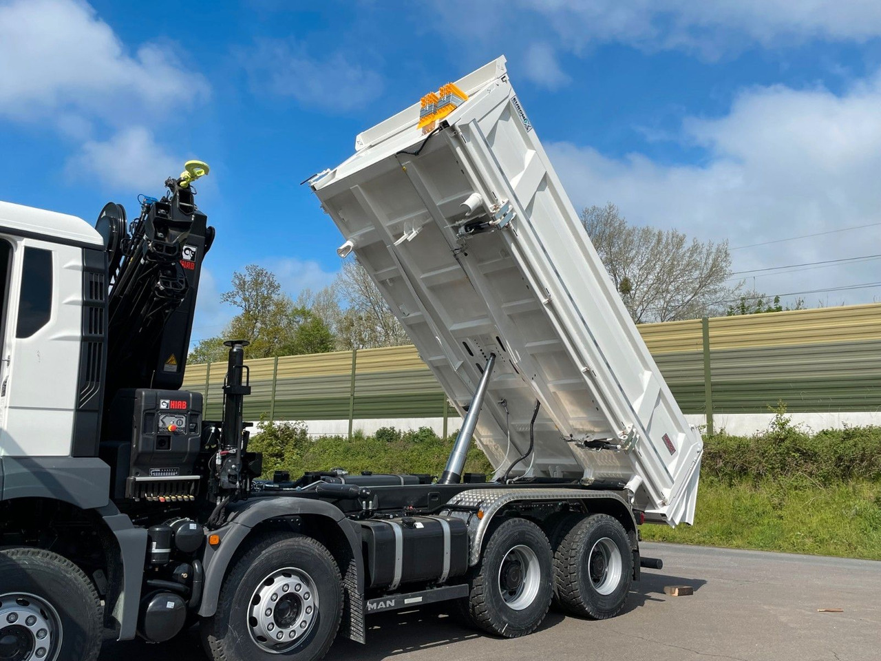 翻斗车, 起重车 MAN TGS 41.480 8x4/Euro6e Euromix Kipper Hiab 228-6：图26