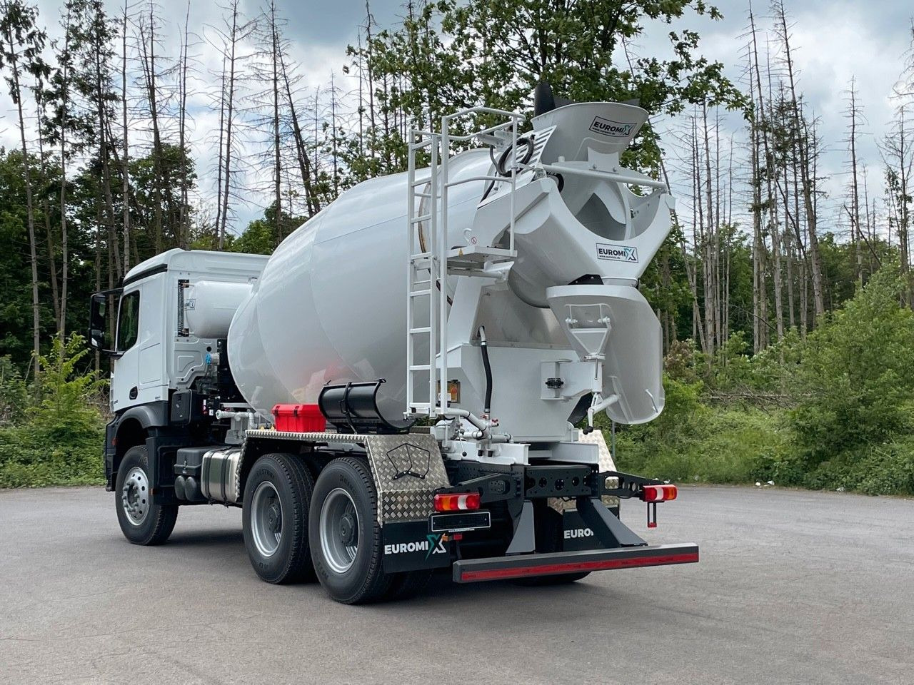 Mercedes-Benz 3348 6X4 Arcos 5 EuromixMTP EM 9 R - 混凝土搅拌车:图4 Mercedes-Benz 3348 6X4 Arcos 5 EuromixMTP EM 9 R - 混凝土搅拌车:图4