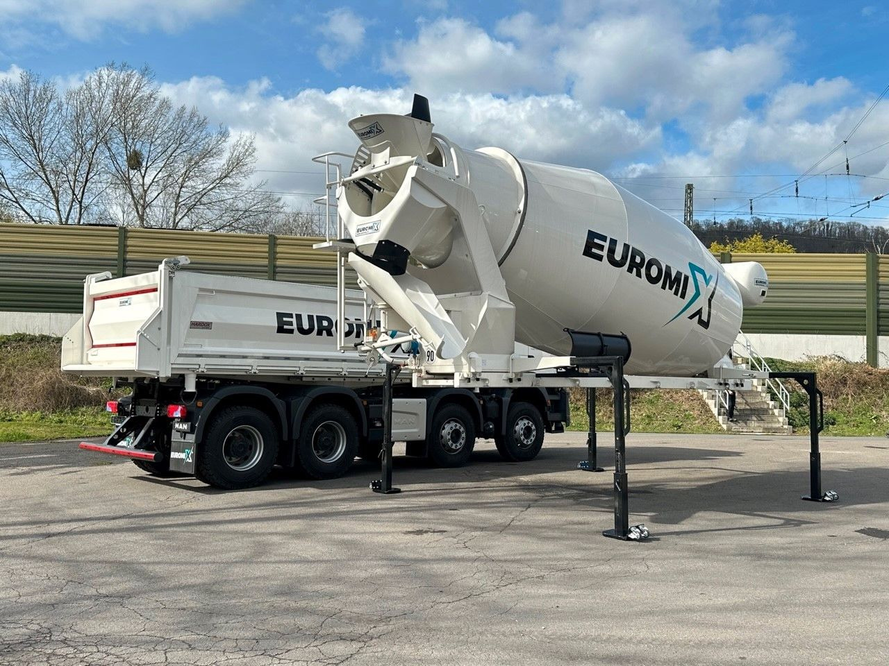 Volvo FMX 460 8x4 / WECHSELSYSTEM KIPPER+MISCHER Volvo FMX 460 8x4 / WECHSELSYSTEM KIPPER+MISCHER - 混凝土搅拌车:图1 Volvo FMX 460 8x4 / WECHSELSYSTEM KIPPER+MISCHER Volvo FMX 460 8x4 / WECHSELSYSTEM KIPPER+MISCHER - 混凝土搅拌车:图1