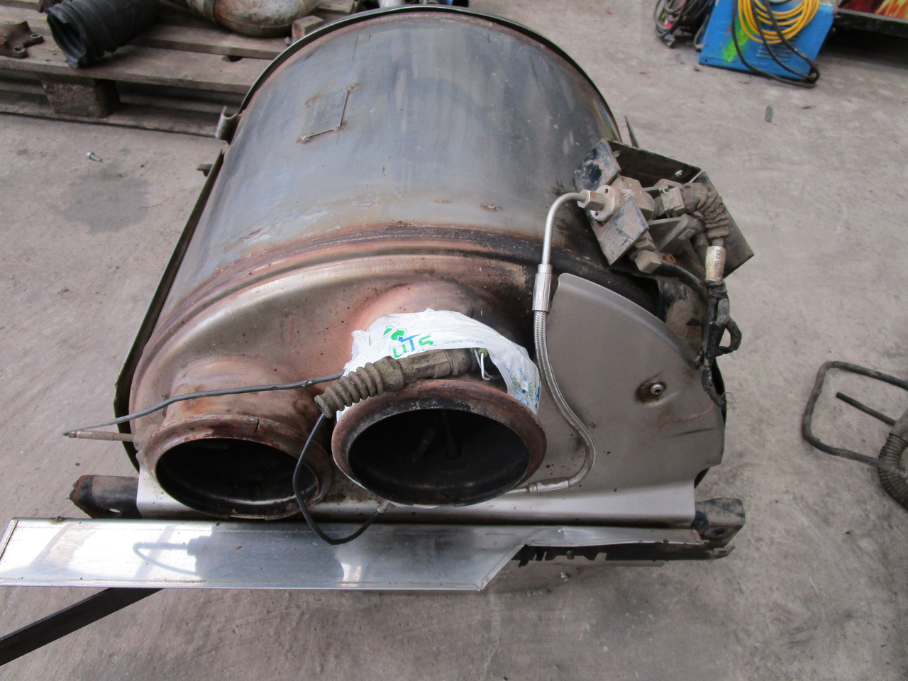DAF CF 75/85 DPF CAT EXHAUST P/NO 1691063-C1/23985 - 排气系统 适用于 卡车:图2 DAF CF 75/85 DPF CAT EXHAUST P/NO 1691063-C1/23985 - 排气系统 适用于 卡车:图2