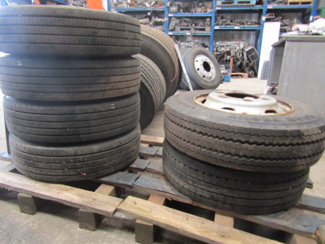 MITSUBISHI FUSO (6) WHEELS AND TYRES 205/75/17.5 8-10MM TREAD 32MM HOLES SET OF 6 - 轮胎 适用于 卡车:图1 MITSUBISHI FUSO (6) WHEELS AND TYRES 205/75/17.5 8-10MM TREAD 32MM HOLES SET OF 6 - 轮胎 适用于 卡车:图1