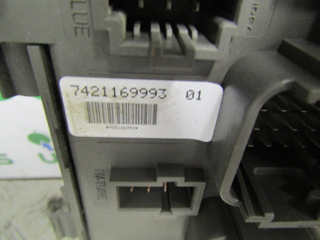 RENAULT MIDLUM DXI FUSE BOARD P/NO 7421169993-01 - 电气系统 适用于 卡车:图3 RENAULT MIDLUM DXI FUSE BOARD P/NO 7421169993-01 - 电气系统 适用于 卡车:图3
