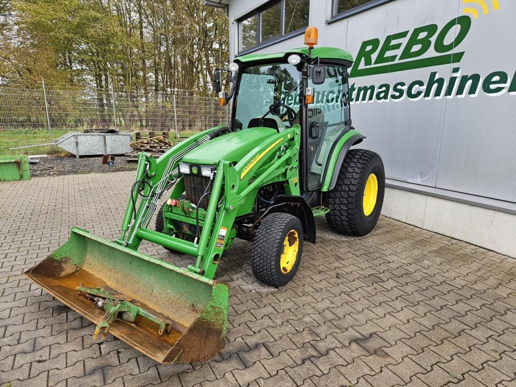 John Deere 4720 - 市政牵引车:图1 John Deere 4720 - 市政牵引车:图1