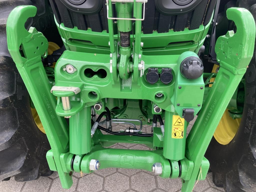 John Deere 6R145 - 拖拉机:图3 John Deere 6R145 - 拖拉机:图3