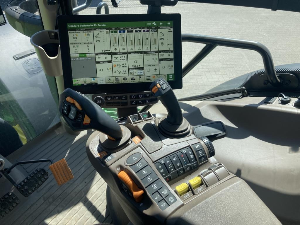 John Deere 6R215 - 拖拉机:图4 John Deere 6R215 - 拖拉机:图4