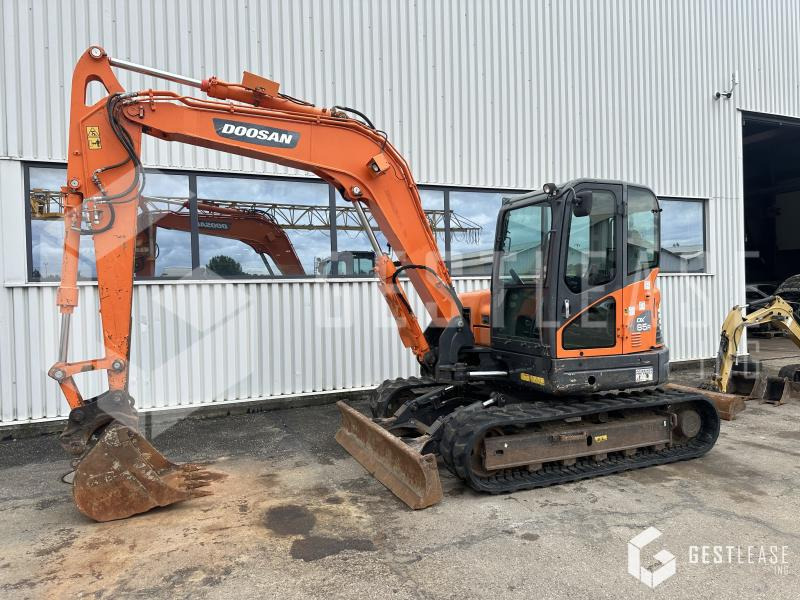 Doosan DX85R-3 - 小型挖掘机:图1 Doosan DX85R-3 - 小型挖掘机:图1