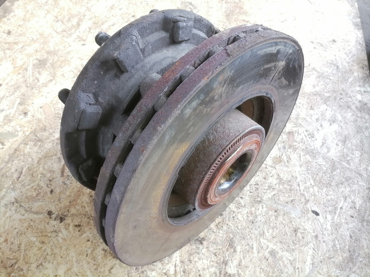 Scania Front hub 1724406 - 轮毂 适用于 卡车:图1 Scania Front hub 1724406 - 轮毂 适用于 卡车:图1