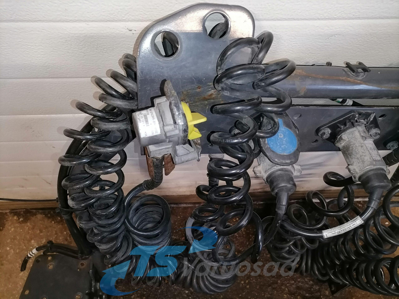 Volvo Kabiini tagune haagise pistikute kinnitusraam 21790555 - 框架/ 底盘 适用于 卡车:图2 Volvo Kabiini tagune haagise pistikute kinnitusraam 21790555 - 框架/ 底盘 适用于 卡车:图2