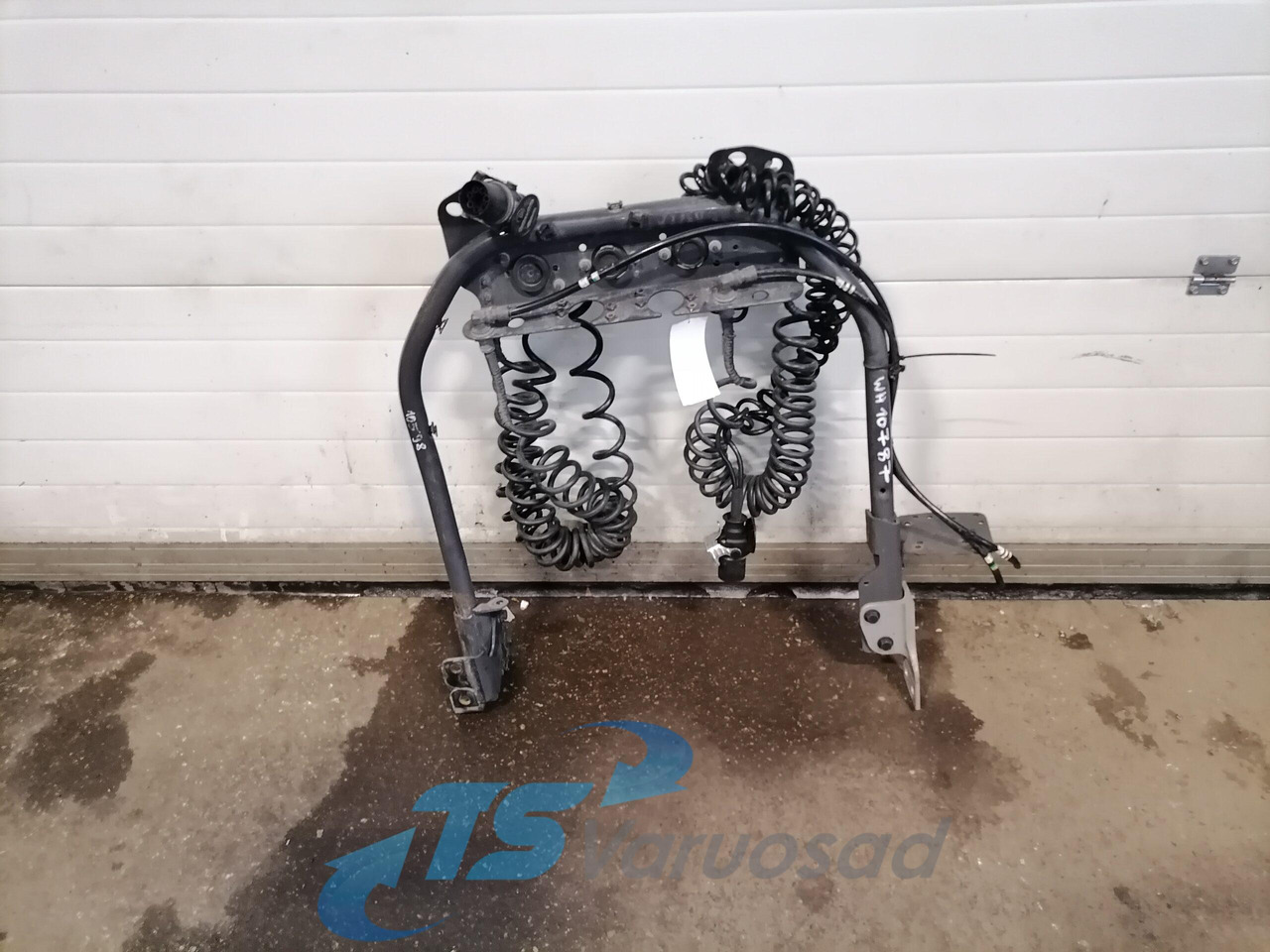 Volvo Kabiini tagune haagise pistikute kinnitusraam 21790555 - 框架/ 底盘 适用于 卡车:图1 Volvo Kabiini tagune haagise pistikute kinnitusraam 21790555 - 框架/ 底盘 适用于 卡车:图1