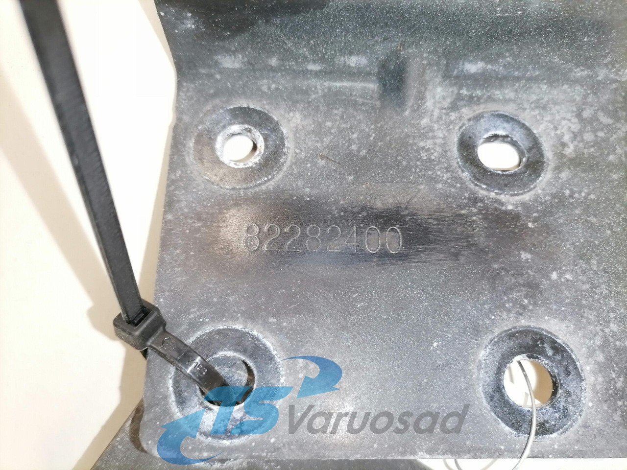 Volvo Kabiini tuulesuunaja kandur 82282286 - 空气动力/ 扰流板 适用于 卡车:图3 Volvo Kabiini tuulesuunaja kandur 82282286 - 空气动力/ 扰流板 适用于 卡车:图3