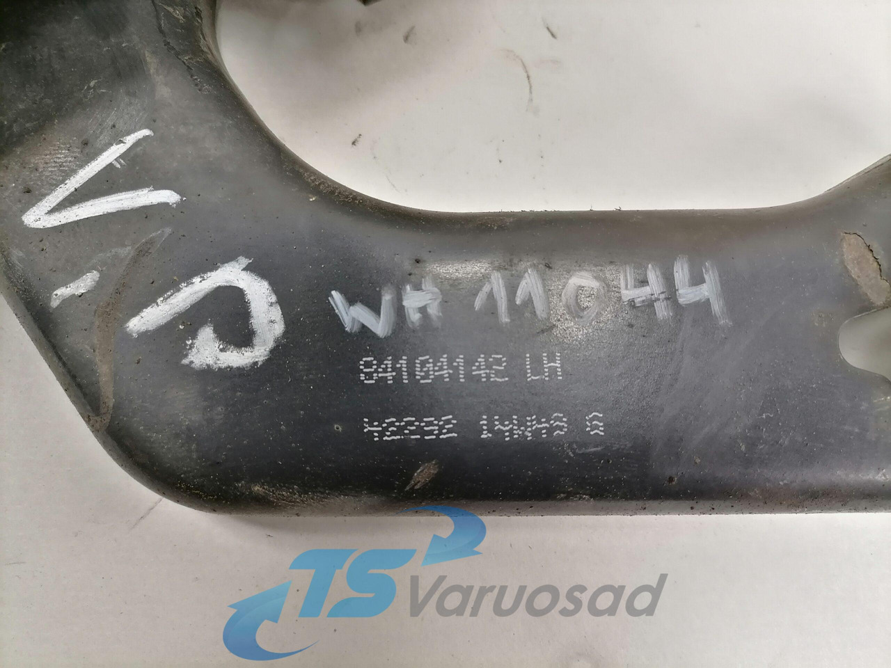 Volvo lower grille carrier hinge 84104142 - 格栅 适用于 卡车:图3 Volvo lower grille carrier hinge 84104142 - 格栅 适用于 卡车:图3