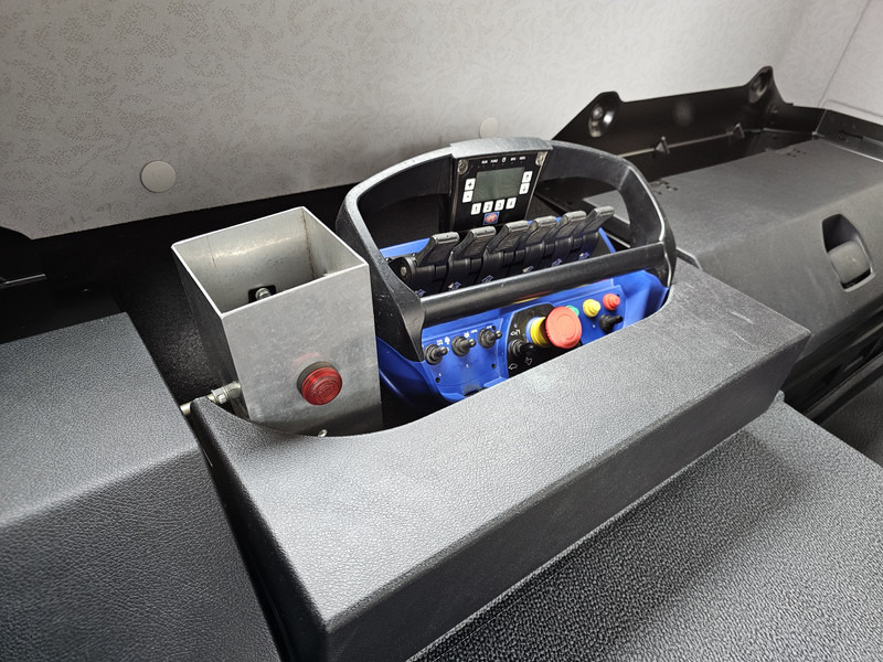 起重车 Mercedes-Benz AROCS 4145 / 8X6 / TIPPER + HMF CRANE：图15