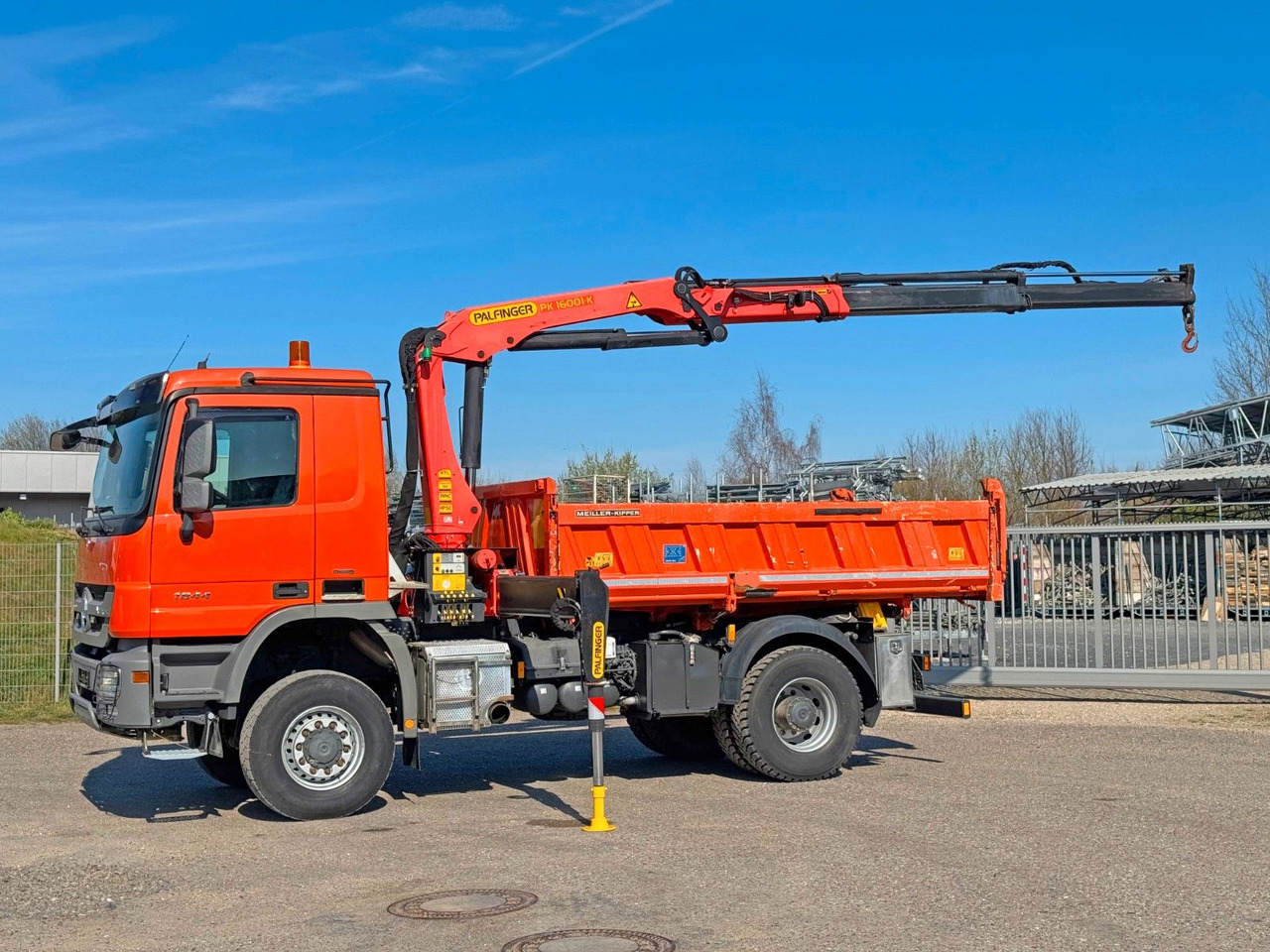 Mercedes-Benz 1844 4x4 Meiller 3S Bordmatik Palfinger PK16001K - 翻斗车:图1 Mercedes-Benz 1844 4x4 Meiller 3S Bordmatik Palfinger PK16001K - 翻斗车:图1