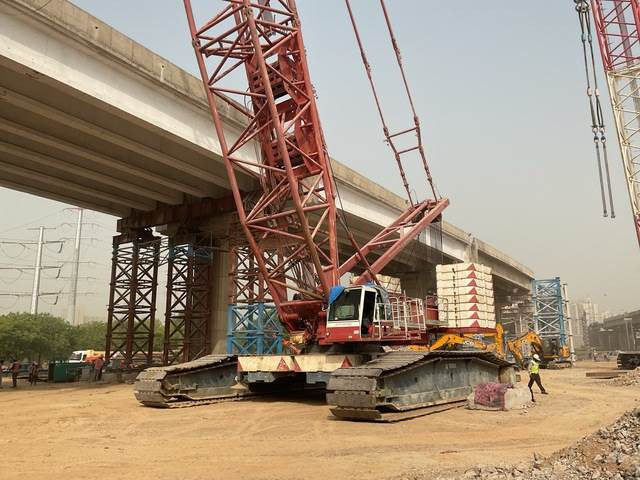 Terex Demag CC2800 - 履带式起重机:图1 Terex Demag CC2800 - 履带式起重机:图1