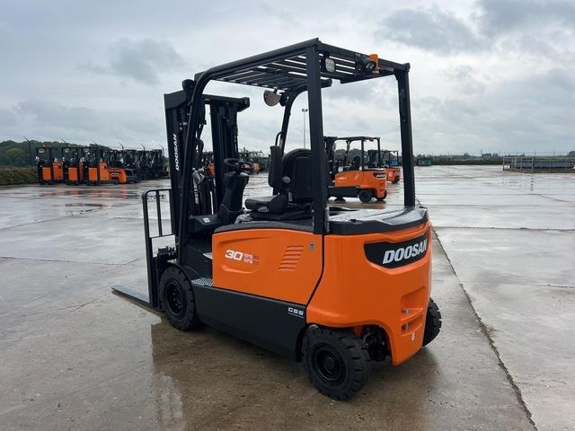 Doosan B30X-7 PLUS - 电动叉车:图2 Doosan B30X-7 PLUS - 电动叉车:图2