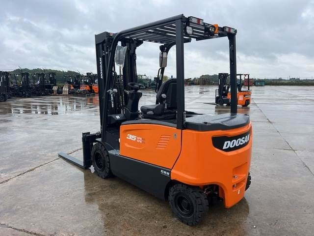 Doosan B35X-7 PLUS - 电动叉车:图2 Doosan B35X-7 PLUS - 电动叉车:图2