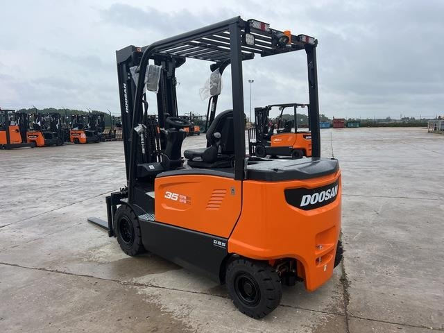 Doosan B35X-7 PLUS - 电动叉车:图2 Doosan B35X-7 PLUS - 电动叉车:图2
