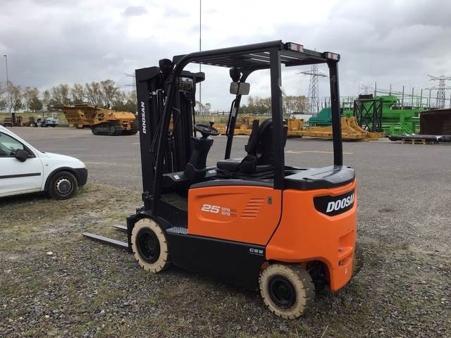 Doosan B25X-7 PLUS - 电动叉车:图2 Doosan B25X-7 PLUS - 电动叉车:图2