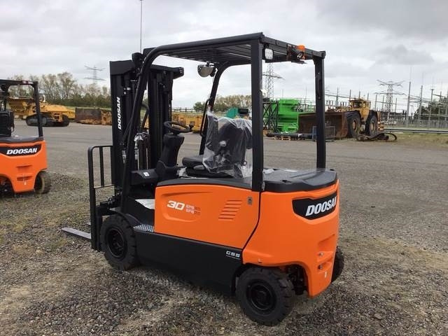 Doosan B30X-7 PLUS - 电动叉车:图2 Doosan B30X-7 PLUS - 电动叉车:图2
