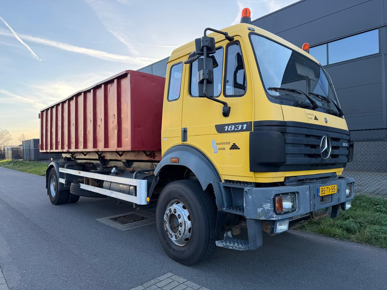 MERCEDES-BENZ SK 1831 - 吊钩升降车:图1 MERCEDES-BENZ SK 1831 - 吊钩升降车:图1