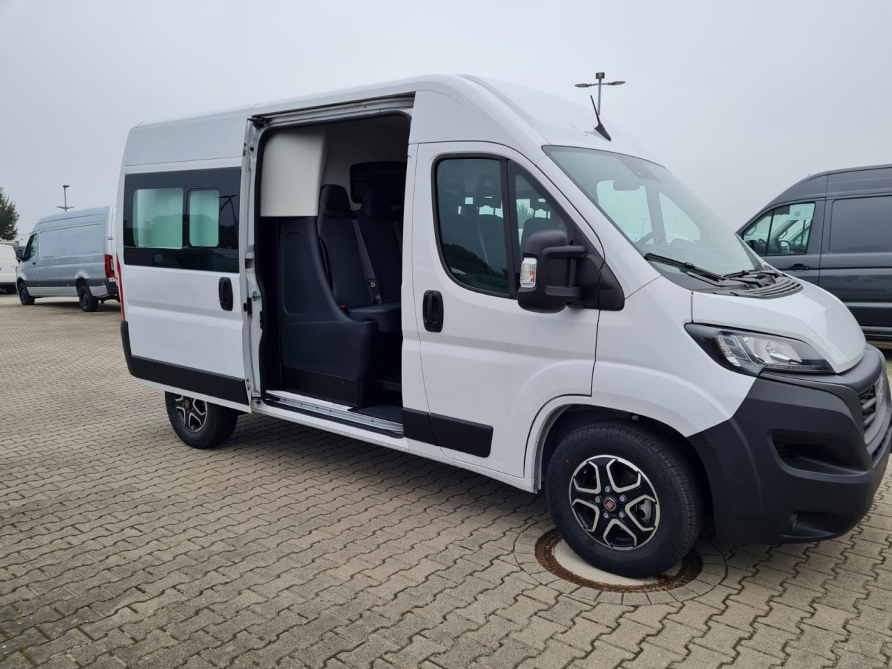 Fiat Ducato 35 Kasten Doka 7-Sitze 2x Schiebetür Maxi L2H2 - 无侧窗厢式货车, 康比货车:图3 Fiat Ducato 35 Kasten Doka 7-Sitze 2x Schiebetür Maxi L2H2 - 无侧窗厢式货车, 康比货车:图3