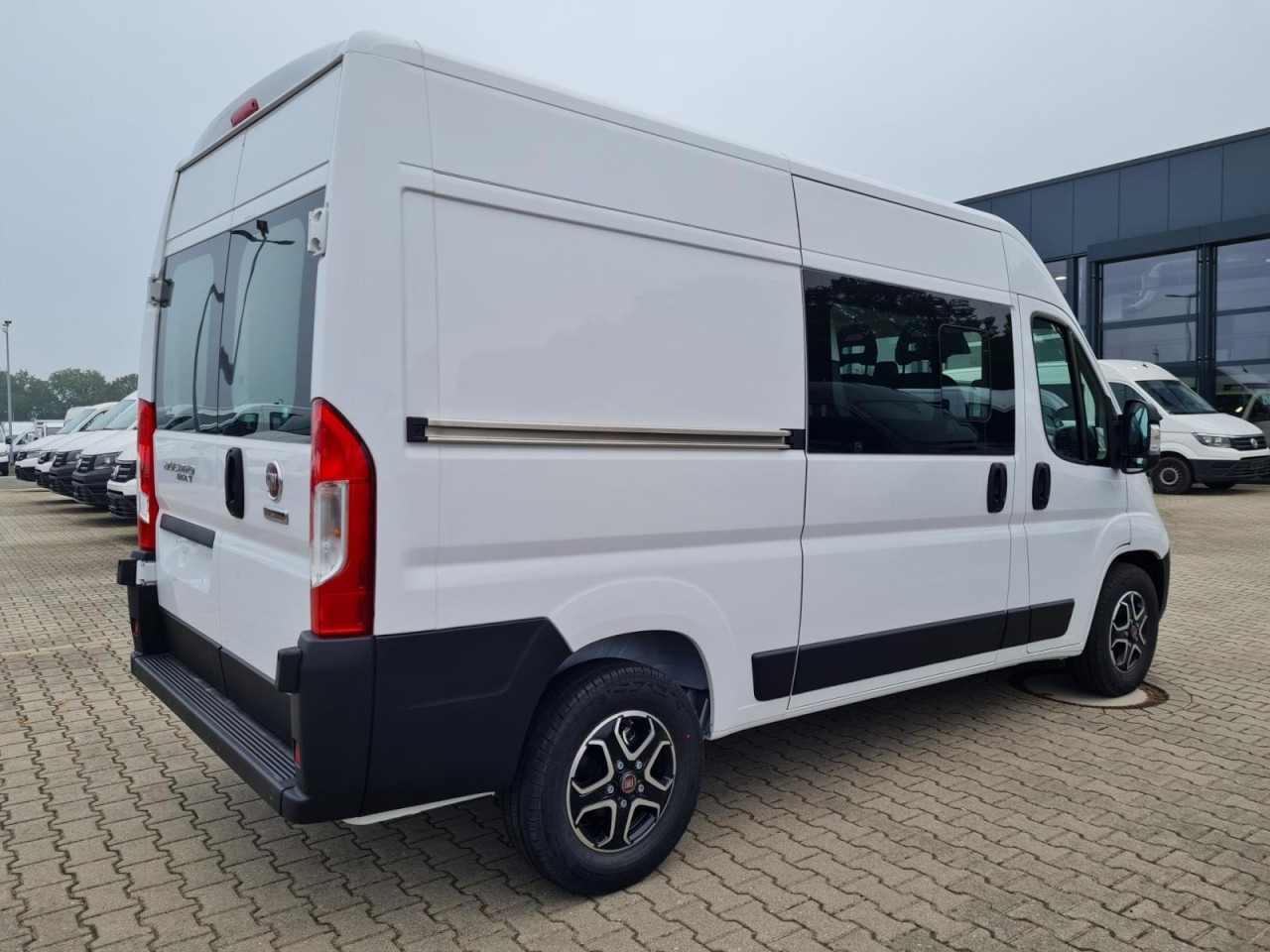 Fiat Ducato 35 Kasten Doka 7-Sitze 2x Schiebetür Maxi L2H2 - 无侧窗厢式货车, 康比货车:图5 Fiat Ducato 35 Kasten Doka 7-Sitze 2x Schiebetür Maxi L2H2 - 无侧窗厢式货车, 康比货车:图5