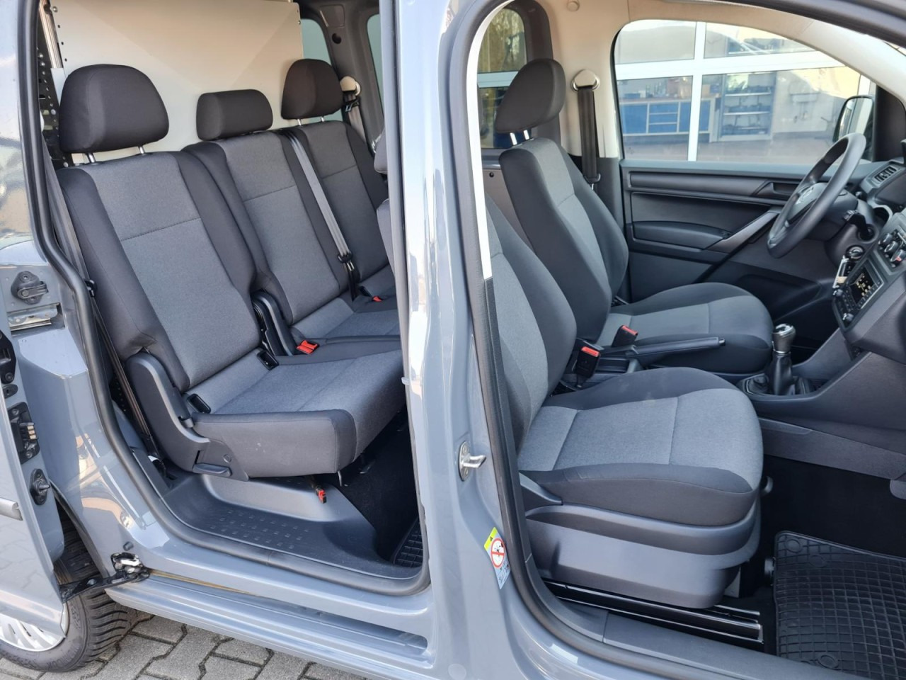 Volkswagen Caddy 4Motion TDi Kombi 5-Sitze TEMPO STHZ REGALSYSTEM - 康比货车:图4 Volkswagen Caddy 4Motion TDi Kombi 5-Sitze TEMPO STHZ REGALSYSTEM - 康比货车:图4