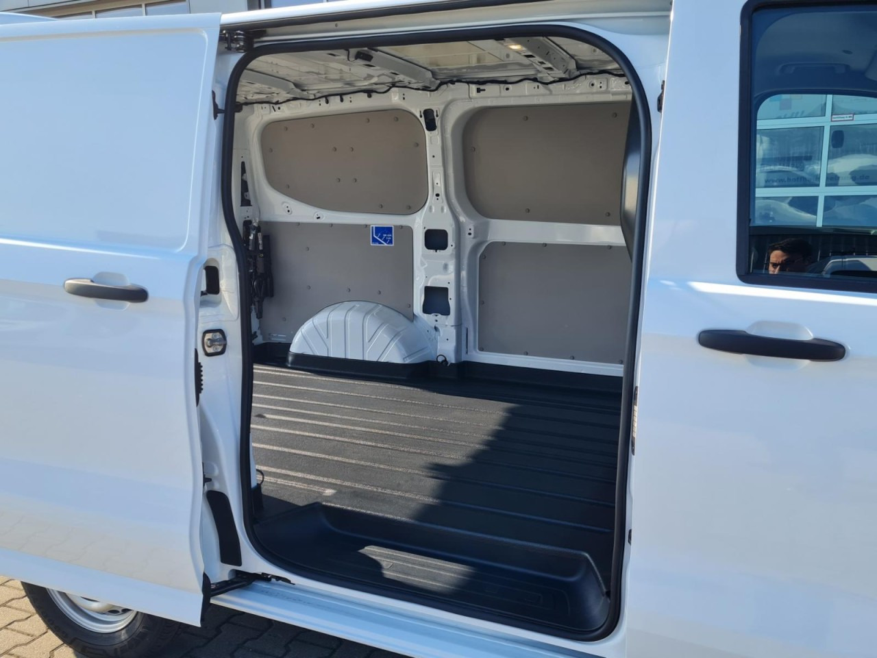 Volkswagen T7 Transporter Kasten TDi L1 Heckklappe KLIMA PDC - 紧凑型面包车:图4 Volkswagen T7 Transporter Kasten TDi L1 Heckklappe KLIMA PDC - 紧凑型面包车:图4