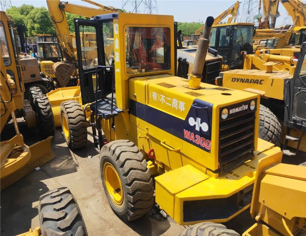 Komatsu WA300 - 轮式装载机:图1 Komatsu WA300 - 轮式装载机:图1