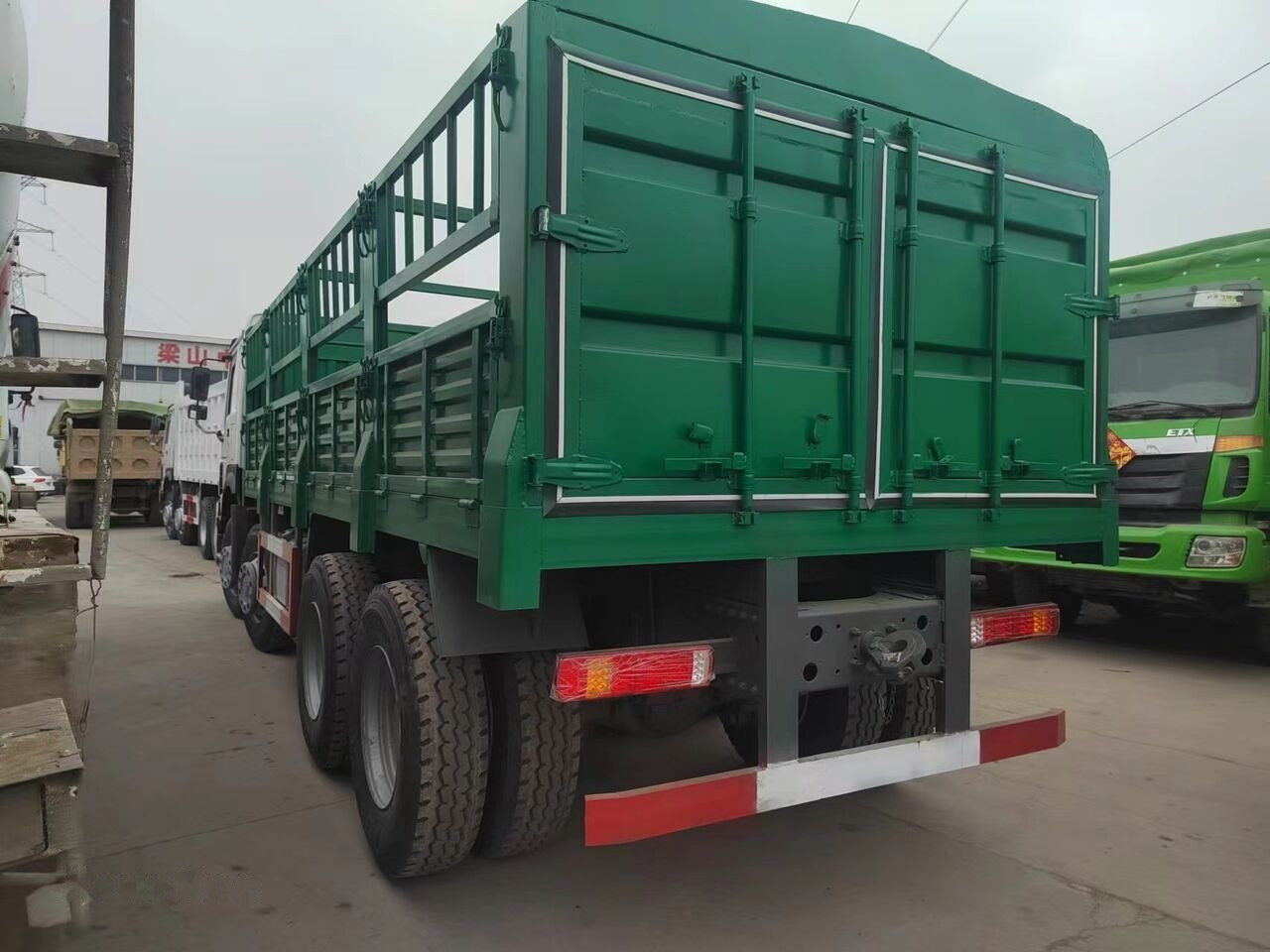 Sinotruk HOWO 8*4 Fence Truck - 栏板式/ 平板卡车:图4 Sinotruk HOWO 8*4 Fence Truck - 栏板式/ 平板卡车:图4