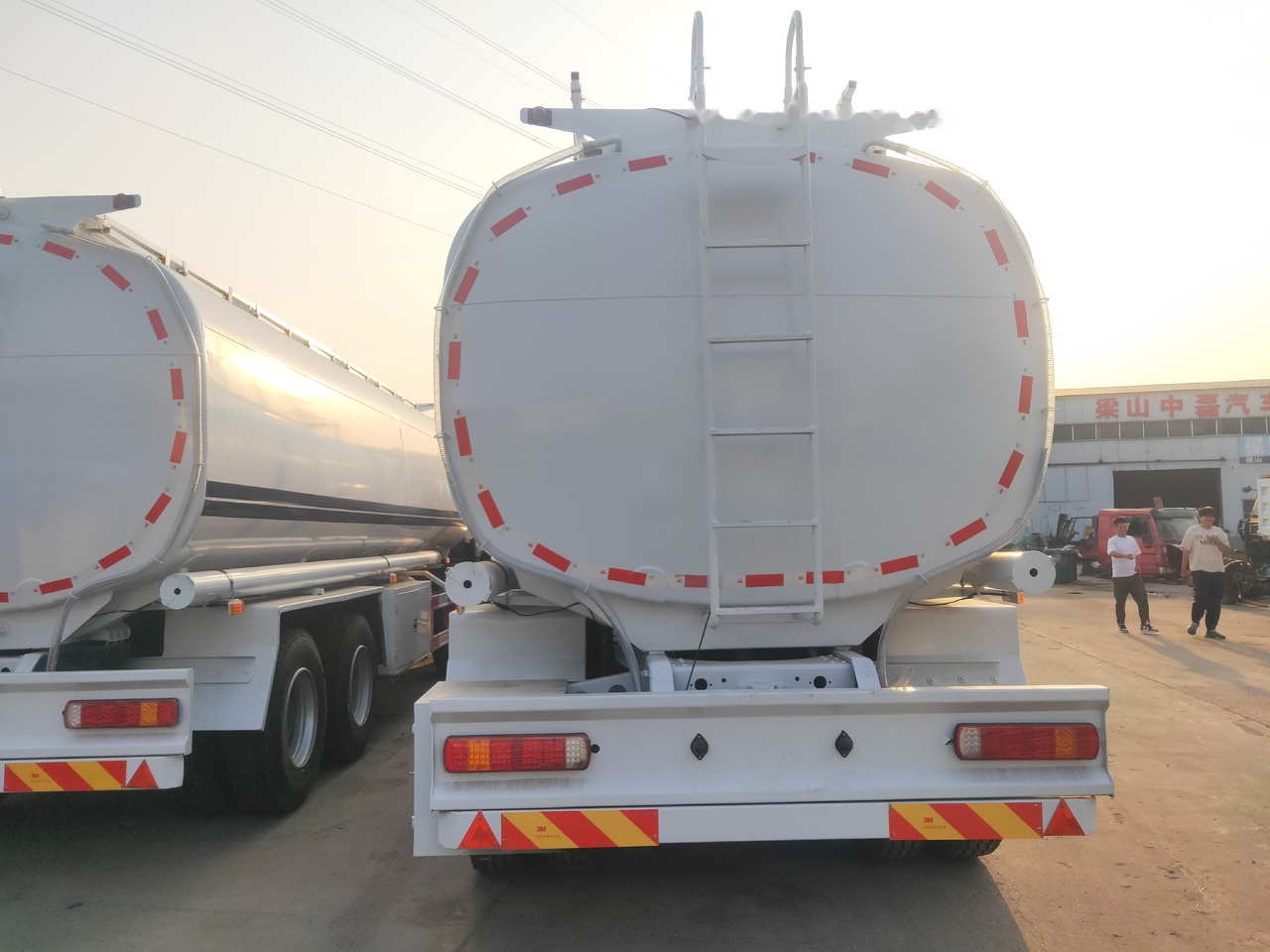 罐车 Sinotruk HOWO 8*4 Tank truck：图7
