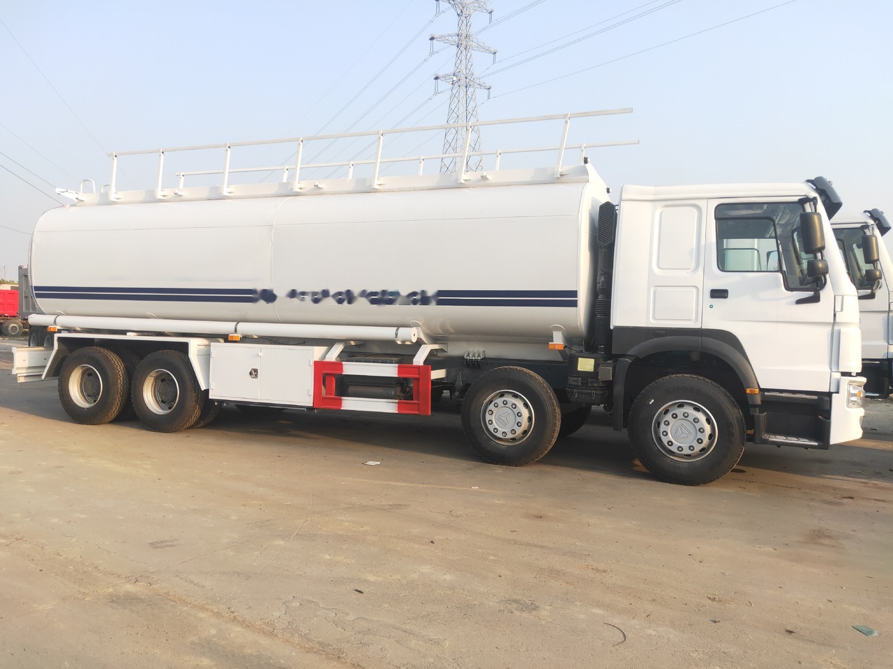 罐车 Sinotruk HOWO 8*4 Tank truck：图12