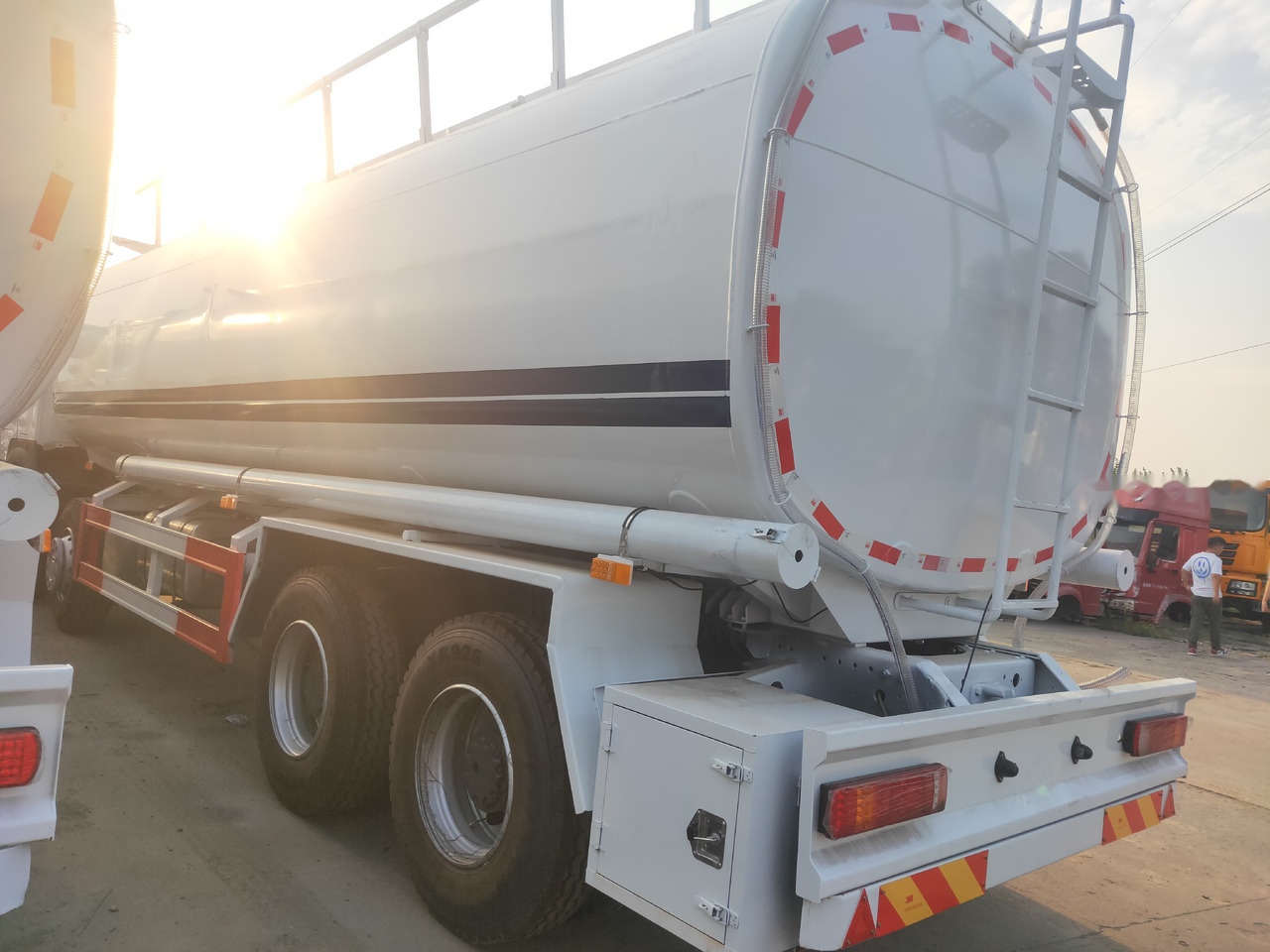 罐车 Sinotruk HOWO 8*4 Tank truck：图11