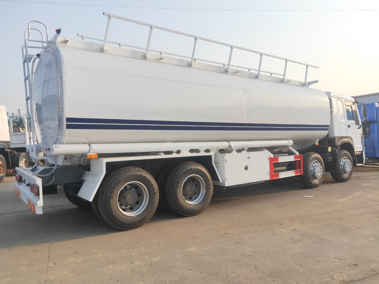 罐车 Sinotruk HOWO 8*4 Tank truck：图6