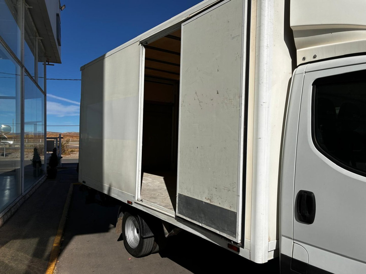 Caja cerrada con plataforma elevadora IVECO 35C14 20m3 con puerta lateral - 厢式货车:图5 Caja cerrada con plataforma elevadora IVECO 35C14 20m3 con puerta lateral - 厢式货车:图5