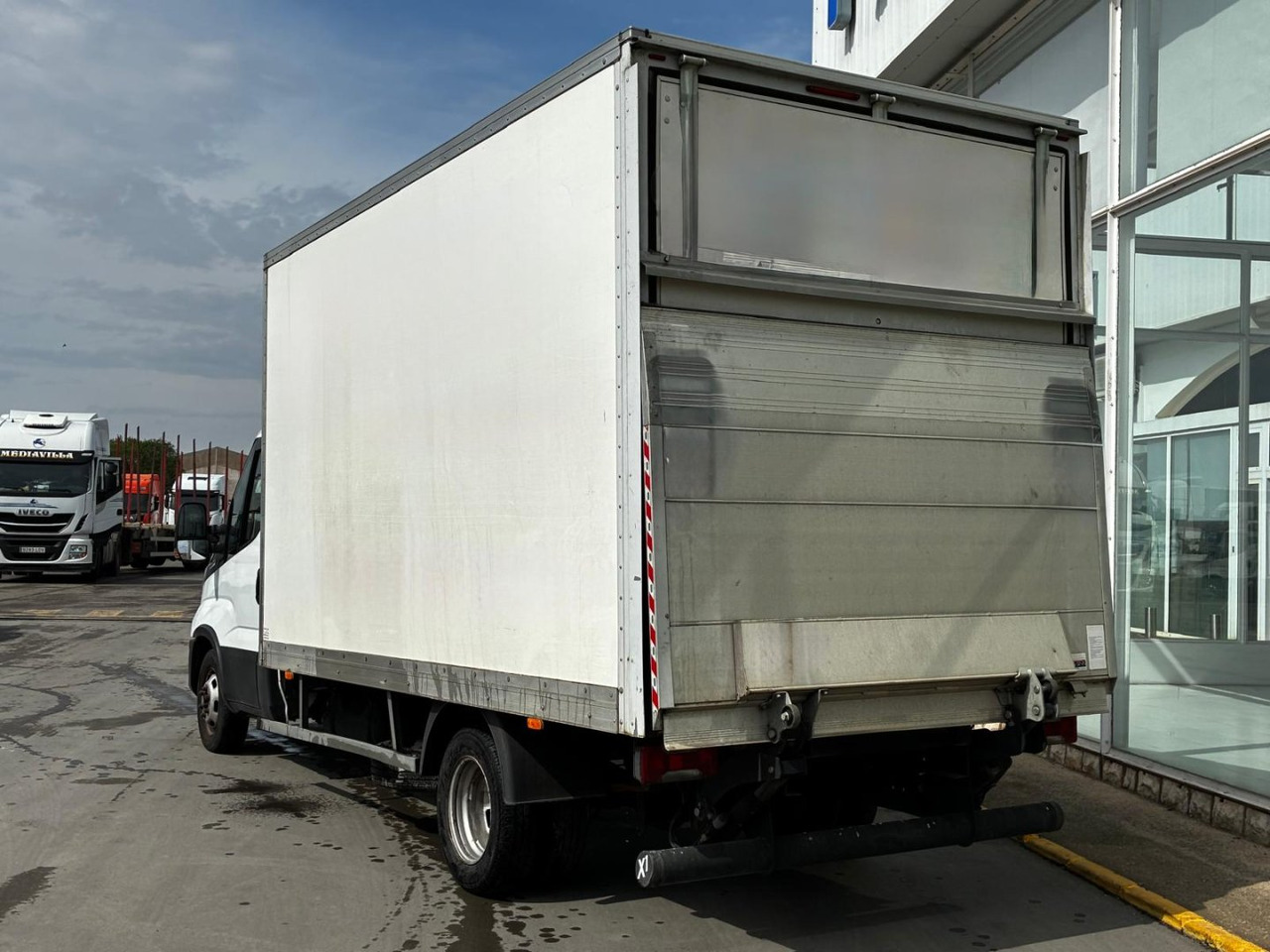 Caja cerrada con plataforma elevadora IVECO 35C16 20m3 Automática - 厢式货车:图4 Caja cerrada con plataforma elevadora IVECO 35C16 20m3 Automática - 厢式货车:图4
