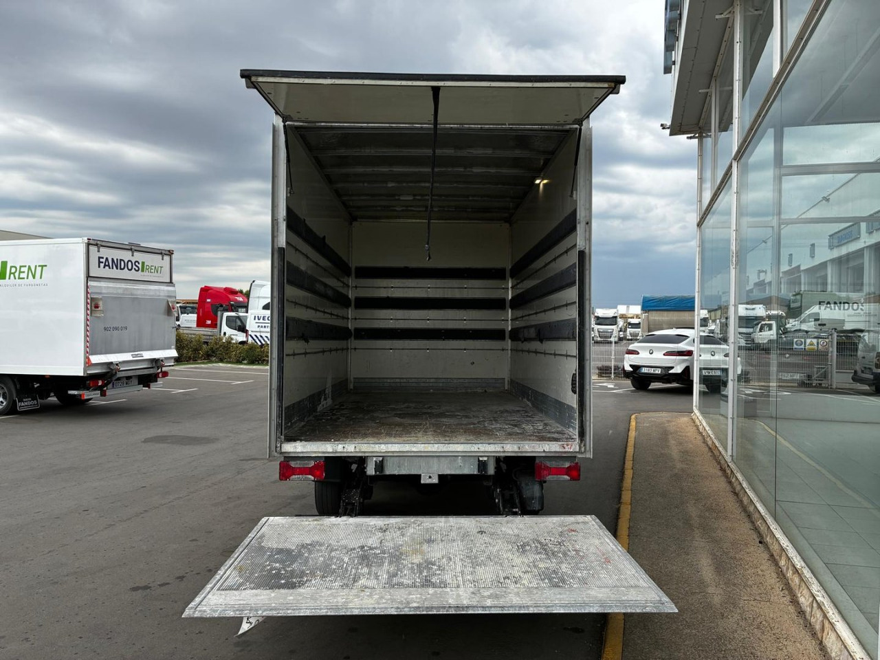 Caja cerrada con plataforma elevadora IVECO 35C16 20m3 - 厢式货车:图4 Caja cerrada con plataforma elevadora IVECO 35C16 20m3 - 厢式货车:图4