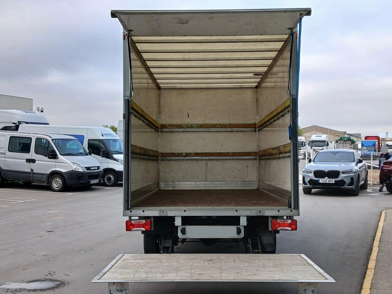 Caja cerrada con plataforma elevadora IVECO 35C16 20m3 - 厢式货车:图5 Caja cerrada con plataforma elevadora IVECO 35C16 20m3 - 厢式货车:图5