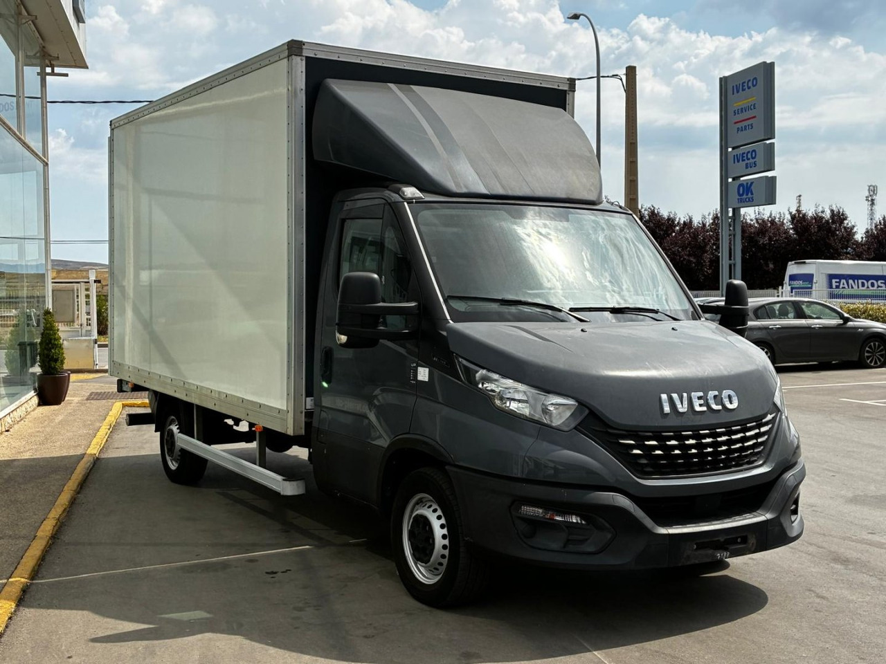 Caja cerrada con plataforma elevadora IVECO 35C16 20m3 - 厢式货车:图3 Caja cerrada con plataforma elevadora IVECO 35C16 20m3 - 厢式货车:图3