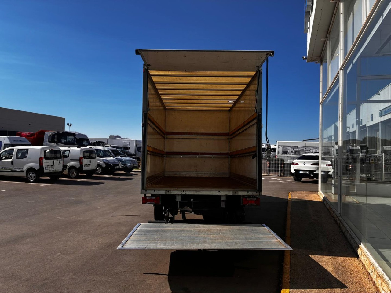 Caja cerrada con plataforma elevadora IVECO 35C16 20m3 - 厢式货车:图5 Caja cerrada con plataforma elevadora IVECO 35C16 20m3 - 厢式货车:图5