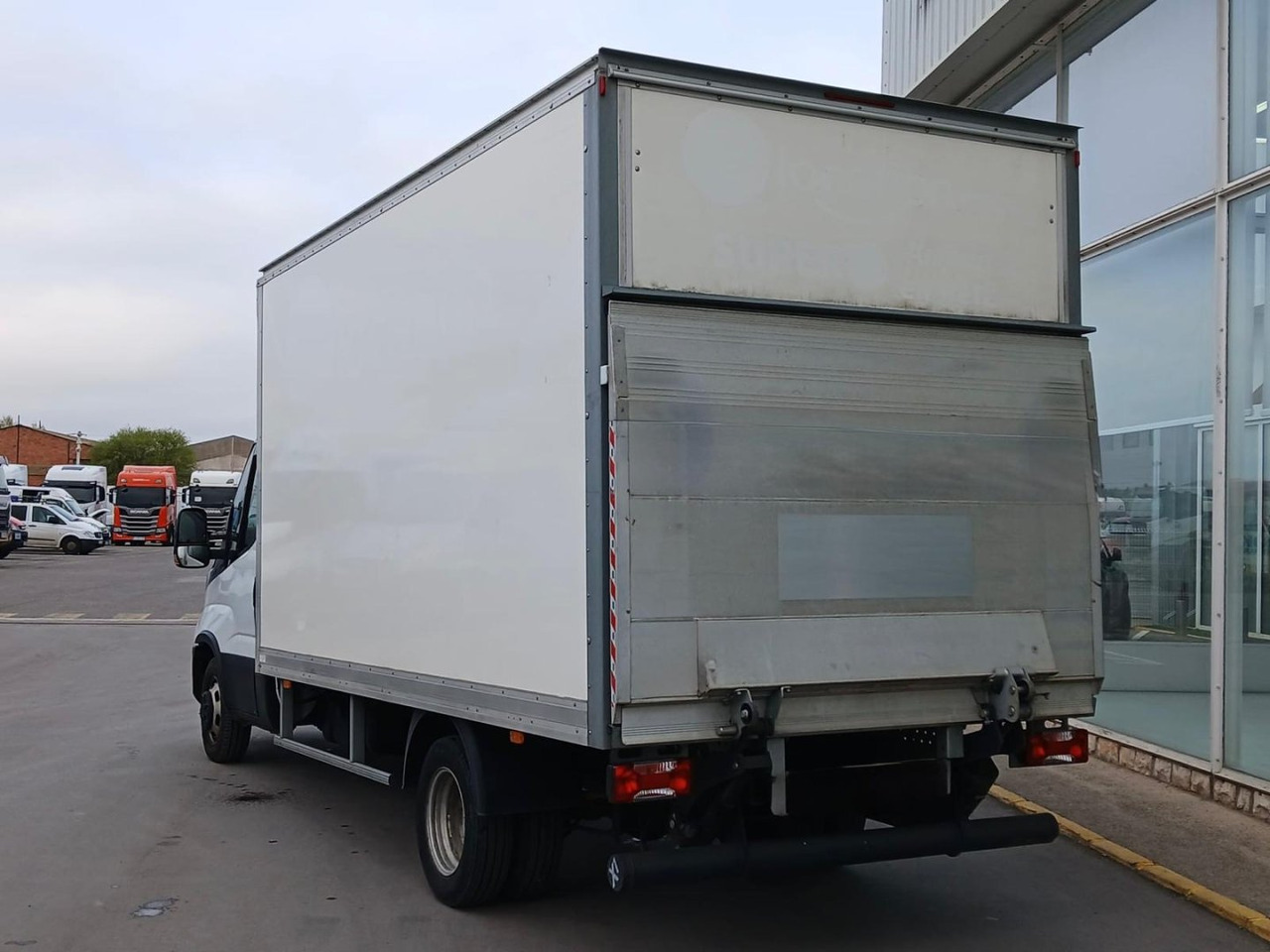 Caja cerrada con plataforma elevadora IVECO 35C16 20m3 - 厢式货车:图4 Caja cerrada con plataforma elevadora IVECO 35C16 20m3 - 厢式货车:图4