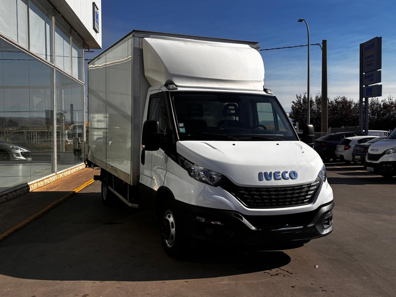Caja cerrada con plataforma elevadora IVECO 35C16 20m3 - 厢式货车:图3 Caja cerrada con plataforma elevadora IVECO 35C16 20m3 - 厢式货车:图3