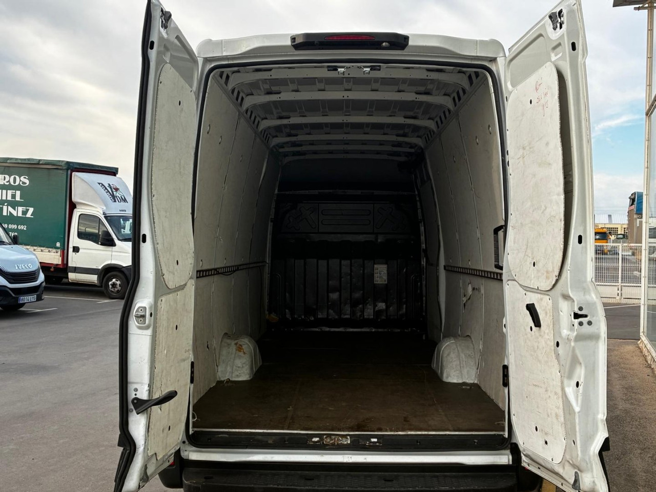Furgón IVECO 35S14 V 16m3 - 无侧窗厢式货车:图5 Furgón IVECO 35S14 V 16m3 - 无侧窗厢式货车:图5