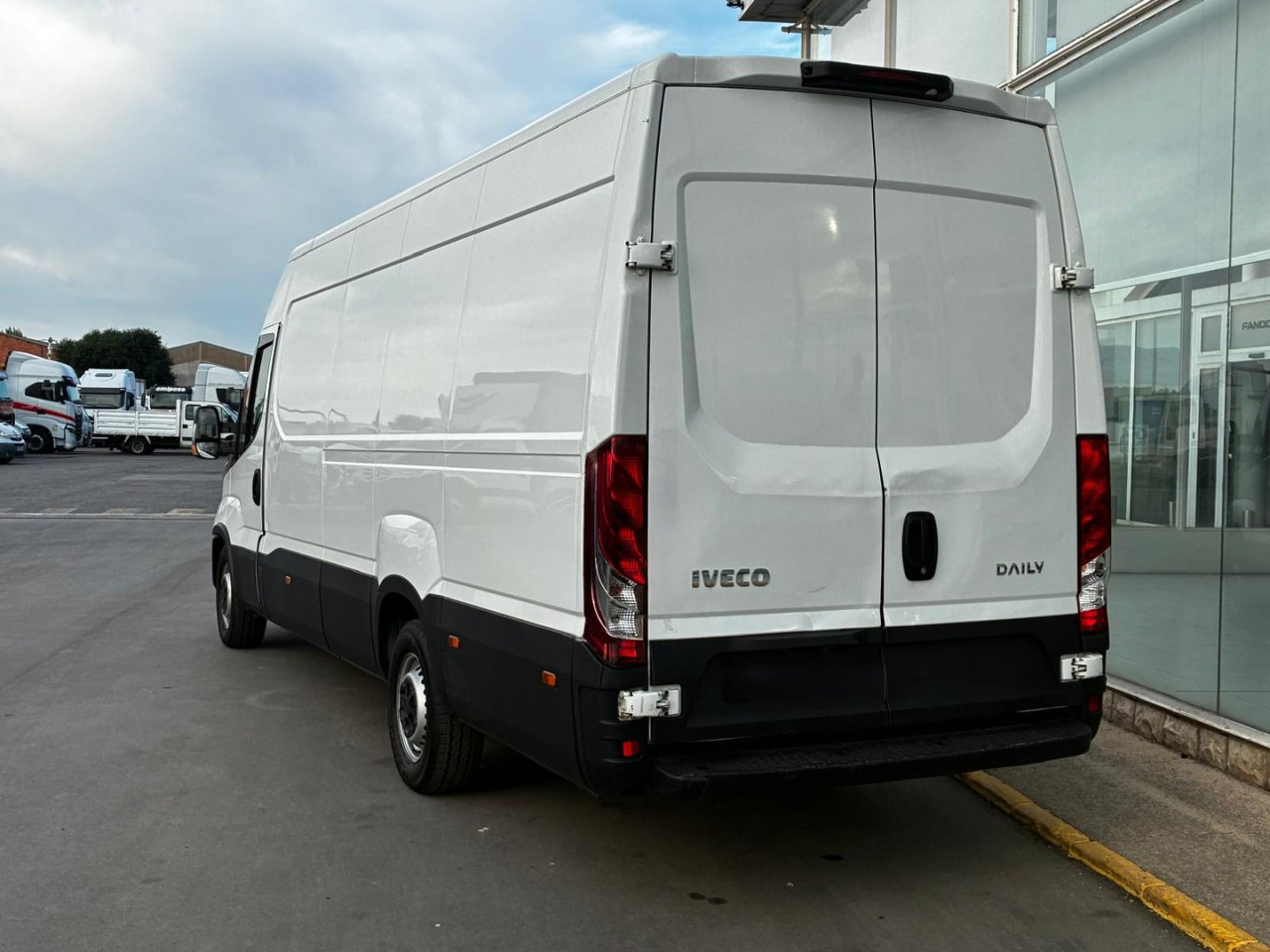 Furgón IVECO 35S14 V 16m3 - 无侧窗厢式货车:图4 Furgón IVECO 35S14 V 16m3 - 无侧窗厢式货车:图4