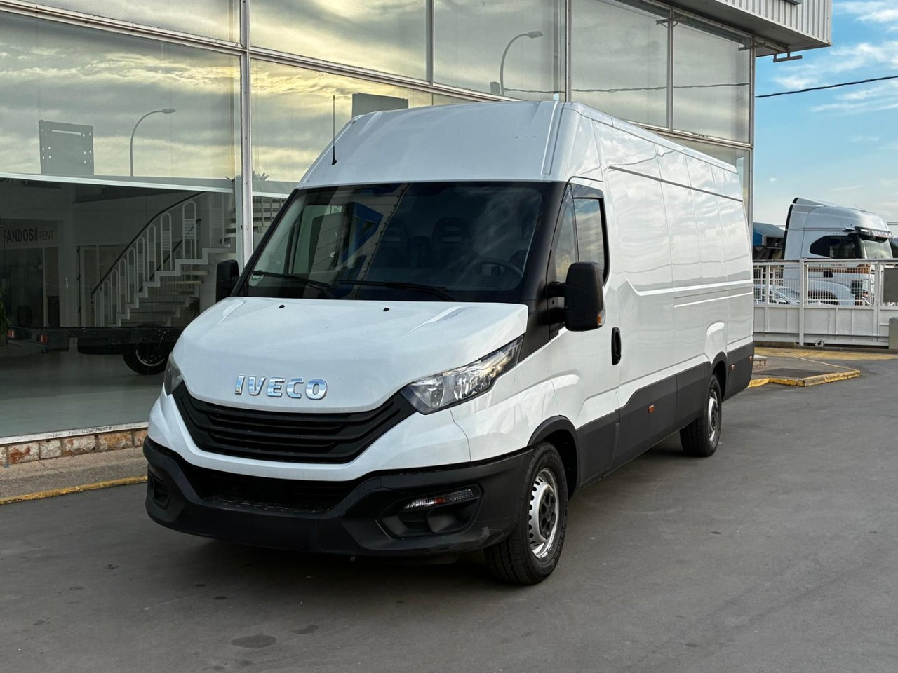 Furgón IVECO 35S14 V 16m3 - 无侧窗厢式货车:图1 Furgón IVECO 35S14 V 16m3 - 无侧窗厢式货车:图1