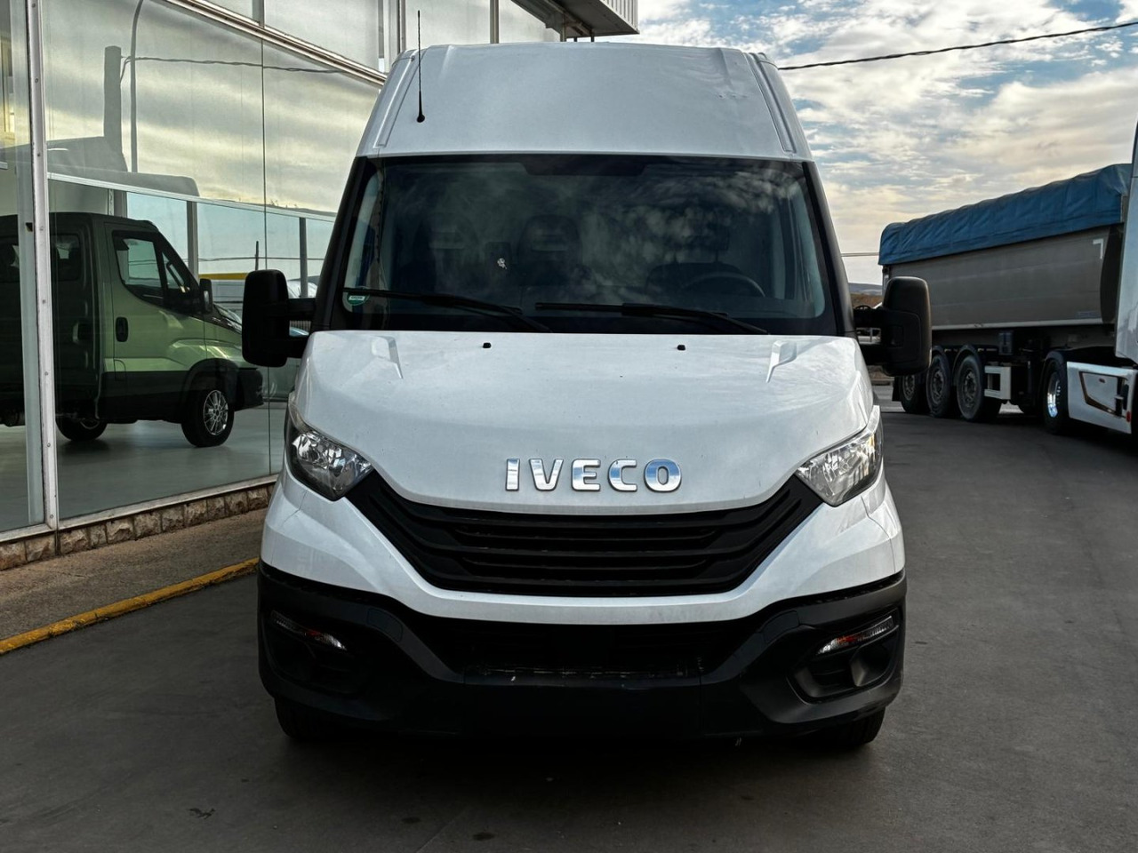Furgón IVECO 35S14 V 16m3 - 无侧窗厢式货车:图2 Furgón IVECO 35S14 V 16m3 - 无侧窗厢式货车:图2