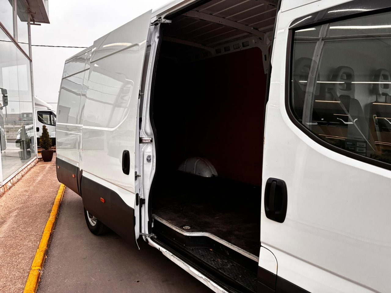 无侧窗厢式货车 Furgón IVECO 35S14 V 16m3:图7 无侧窗厢式货车 Furgón IVECO 35S14 V 16m3:图7