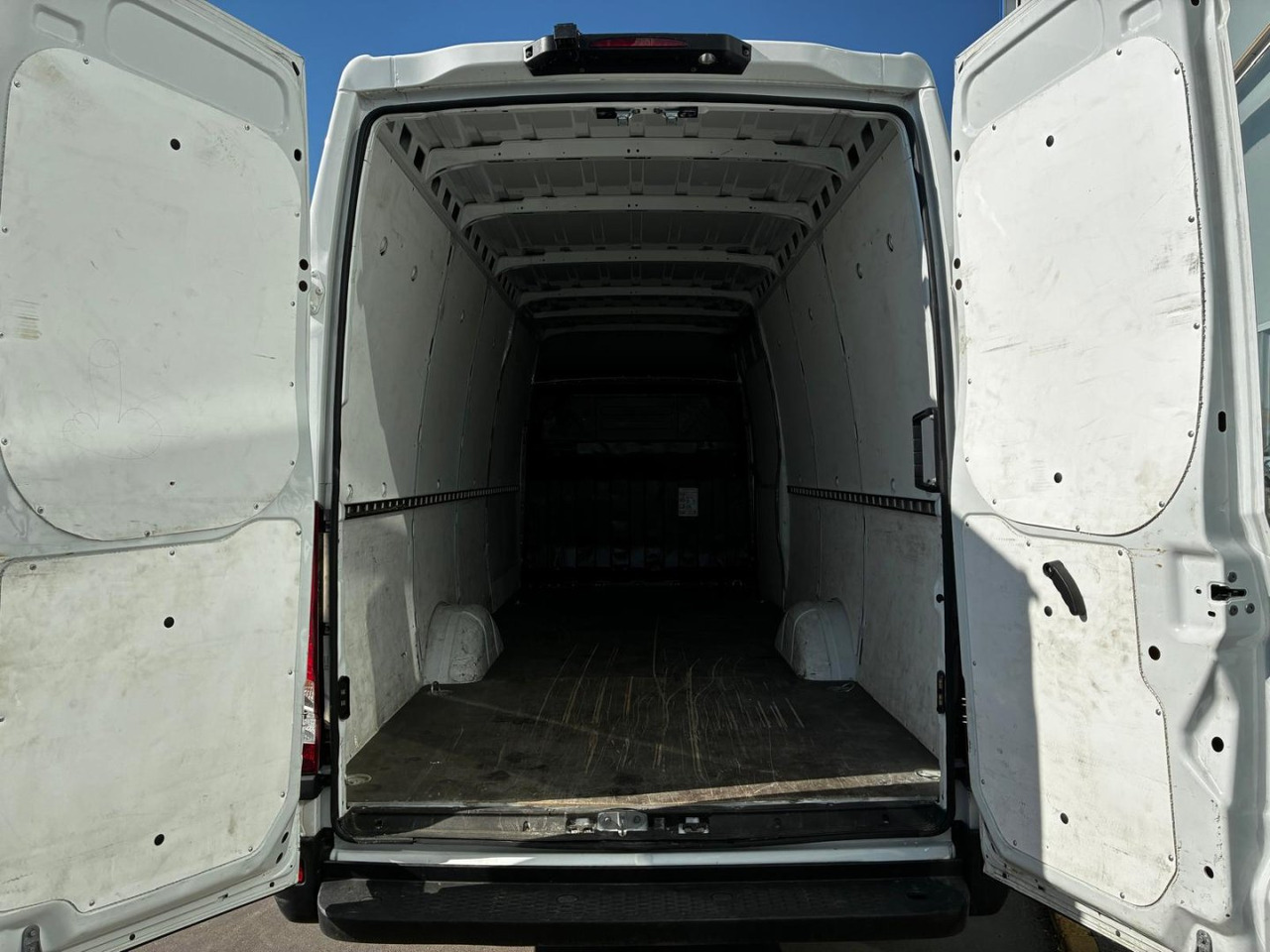 Furgón IVECO 35S14 V 16m3 - 无侧窗厢式货车:图4 Furgón IVECO 35S14 V 16m3 - 无侧窗厢式货车:图4