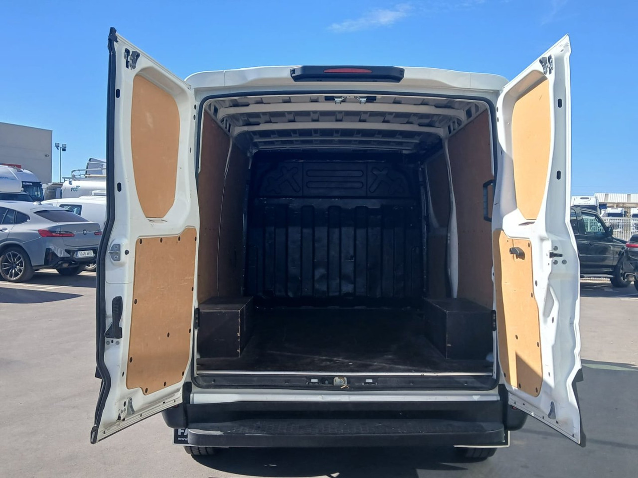 Furgón IVECO 35S16 V 9m3 - 无侧窗厢式货车:图5 Furgón IVECO 35S16 V 9m3 - 无侧窗厢式货车:图5