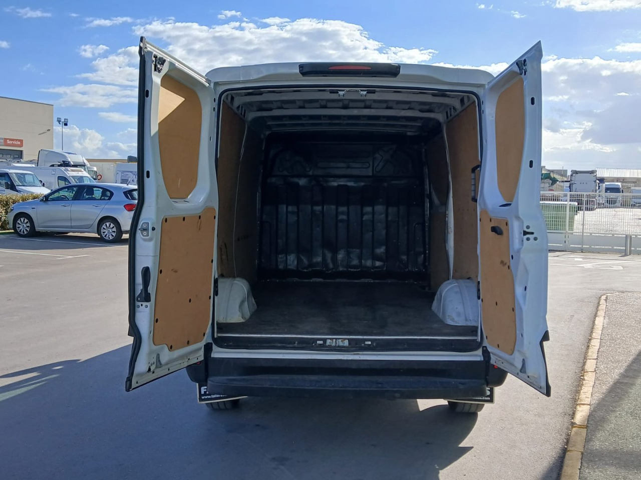 Furgón IVECO 35S16 V 9m3 - 无侧窗厢式货车:图5 Furgón IVECO 35S16 V 9m3 - 无侧窗厢式货车:图5